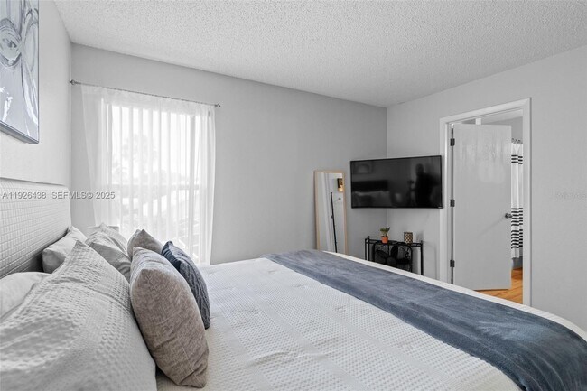 Building Photo - 128 Emeraldview Ave