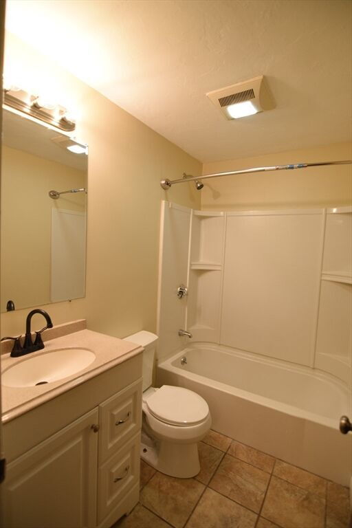 Building Photo - Great, updated condo with ton's of amenities!