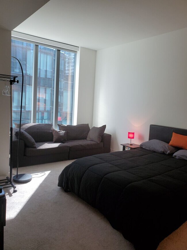 Building Photo - High end one bedroom plus at the luxurious...