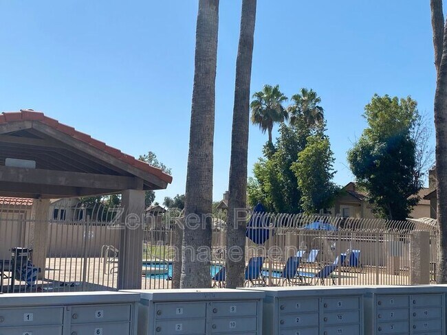 Building Photo - 921 S Val Vista Dr