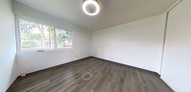 Building Photo - Large Two Story 8 Bed 4 Bath Home Near Campus!!