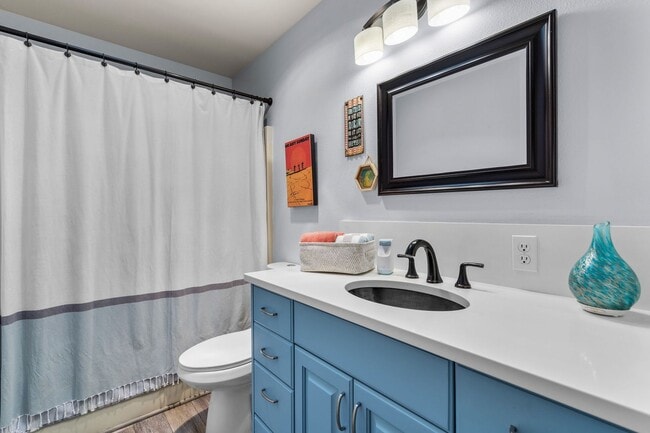 Building Photo - Beautiful bright home with large yard, fin...