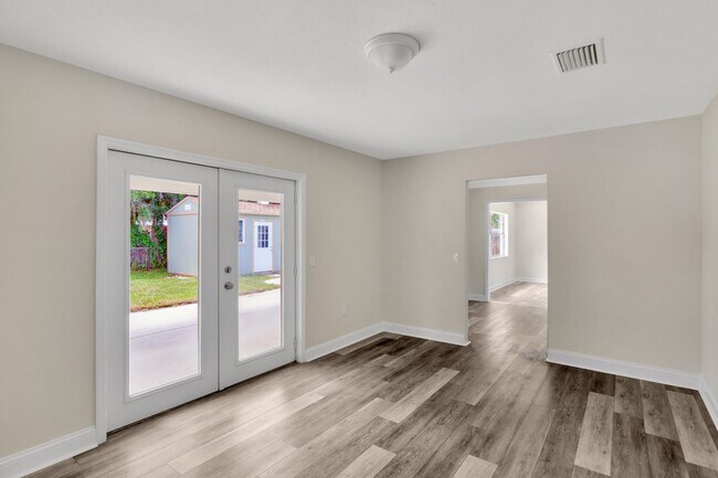 Building Photo - Remodeled Pool Home in the Heart of Brandon, FL