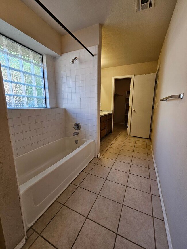 Building Photo - (3) Bed/(2) Bath Available NOW! Pet Negoti...