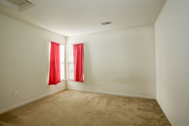 Building Photo - 616 Rainier Rd