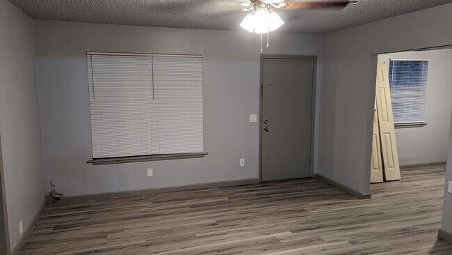 Building Photo - 402 Hickory St