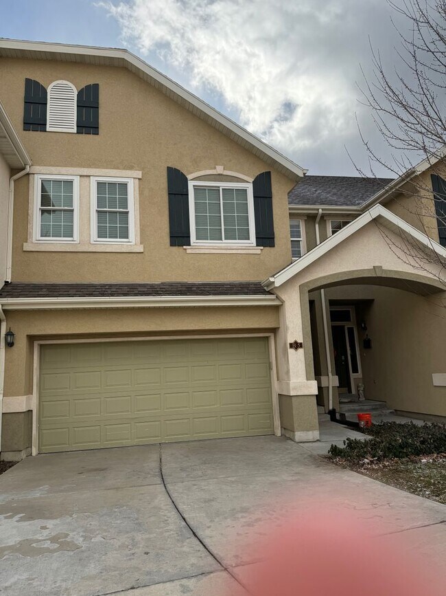 Building Photo - Townhouse with Spacious layout and convien...