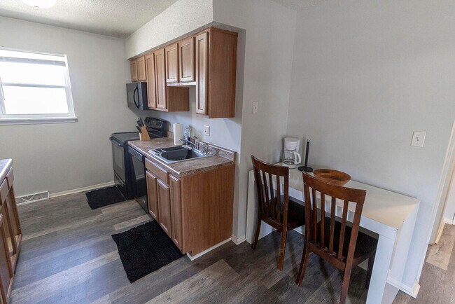 Building Photo - 201 Wheaton Ct