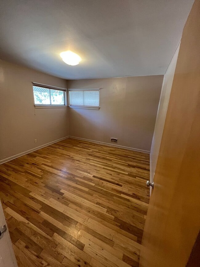 Building Photo - 3 Bed 2 Bath House with Attached 2 Car Garage & Trailer Parking