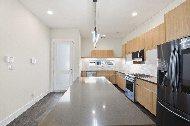 Building Photo - 5519 Paraiso Pl