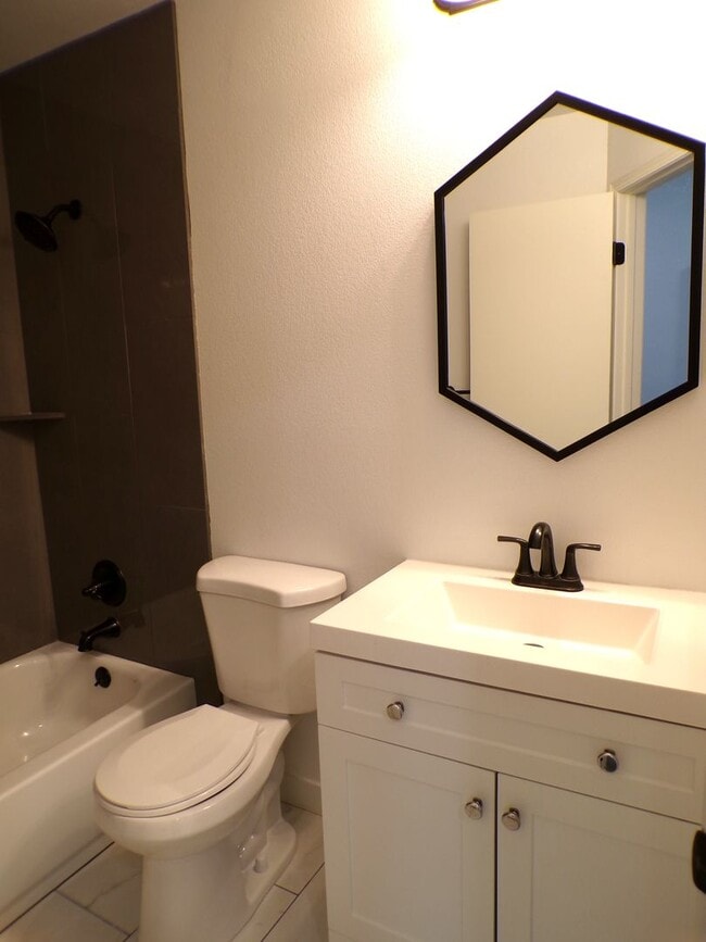 Building Photo - Updated 2 Bed 2.5 Bath Townhome!