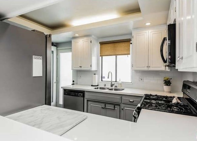 Kitchen - 1606 S Barrington Ave