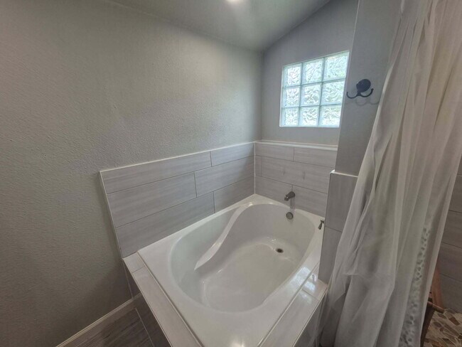 Building Photo - 3 bed/2 bath in Kirby
