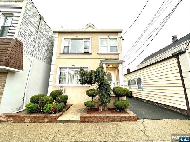 Primary Photo - 140 Jewell St