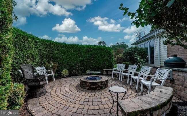 Building Photo - 211 Caravan Dr