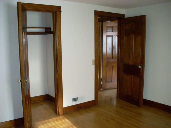 Building Photo - 7220 Elmwood Ave