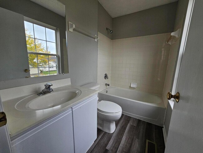 Building Photo - 5622 Blandon