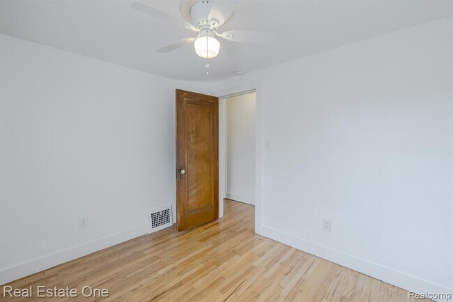Building Photo - 122 W Houstonia Ave