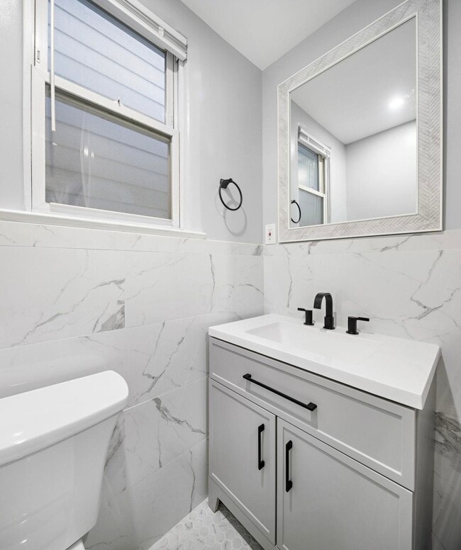 Building Photo - 197 Hutton St