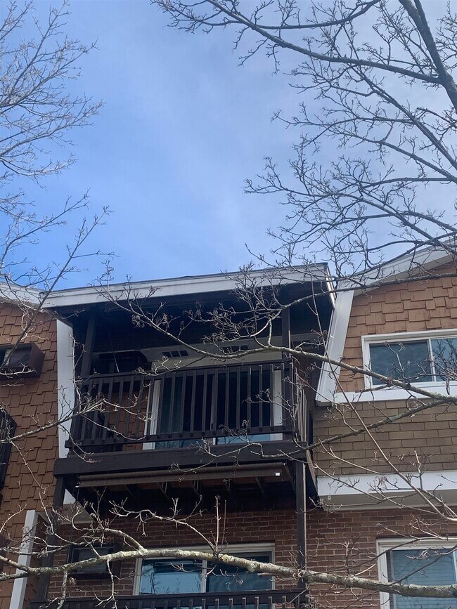 Building Photo - 210 Brook Village Rd