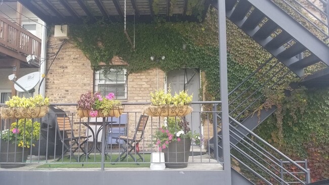 Building Photo - UK Village 2 Bedroom with Central Heat & A/C, In-Unit Laundry, Exposed Brick. Free Fast Internet ...