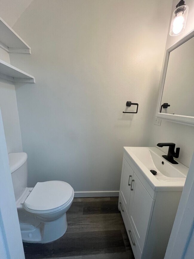 Building Photo - 4 Bed/1.5 Bath Rental Home in Central Sioux Falls!