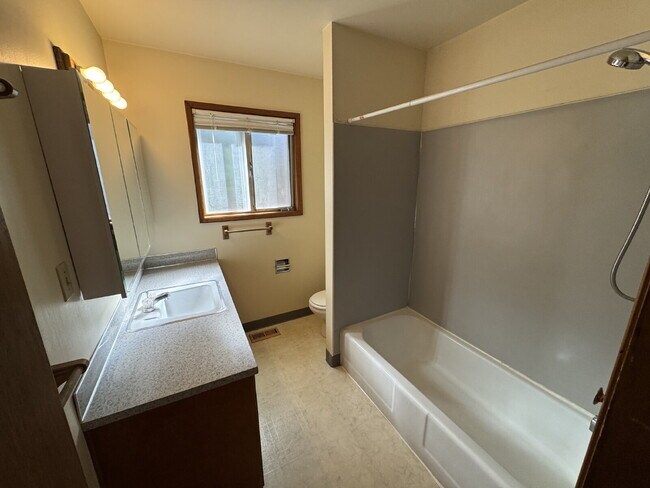 Building Photo - Three Bedroom Home Nestled in the Heart of...