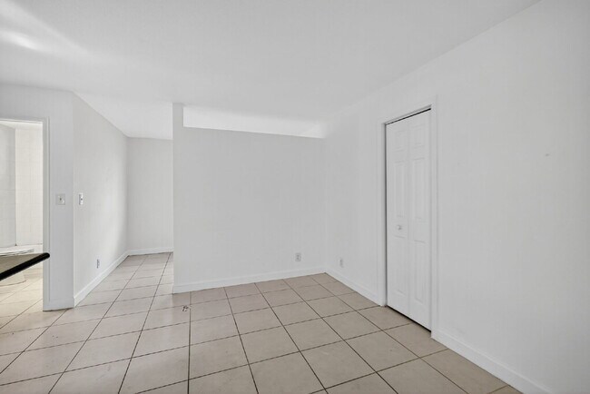 Building Photo - QUICK MOVE IN - FIRST MONTH FREE | Bright & Modern 1-Bedroom Apartment in Prime Oakland Park Loca...