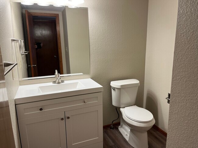 Building Photo - 5720 Old Farm Cir W