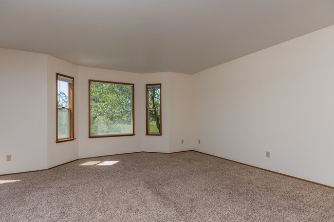 Building Photo - 3 Bedroom Townhome