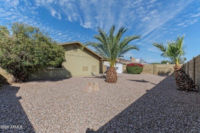 Building Photo - 1611 E El Parque Dr