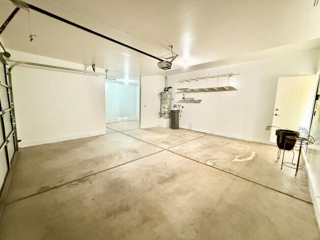 Building Photo - Amazing Peccole Ranch Home 4 beds & Pool