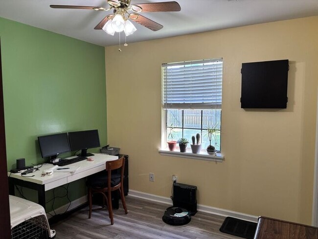 Building Photo - 206 Village Green Cir