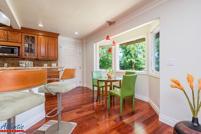 Building Photo - Stunning Home | Desirable Neighborhood | D...