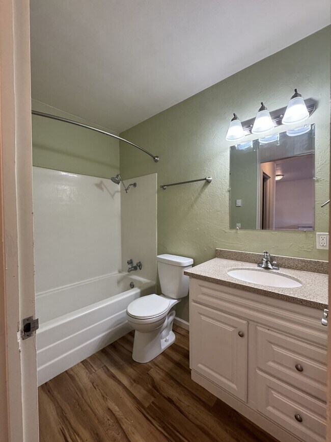 Building Photo - (WWA 5711) 1 bedroom/1 bathroom ~Cat Friendly~