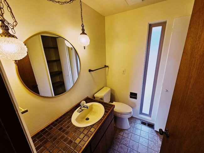 Building Photo - 4 Bed 2.5 Bath Kirkland - Lake WA Schools