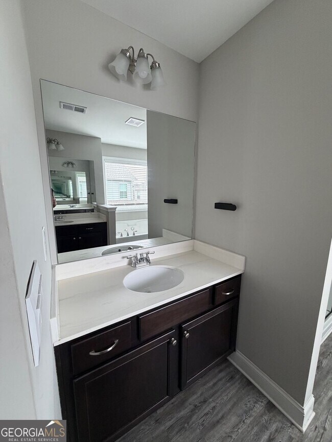 Building Photo - 1120 Riverwalk Manor Dr