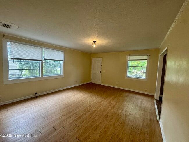 Building Photo - 2649 Lake Shore Blvd