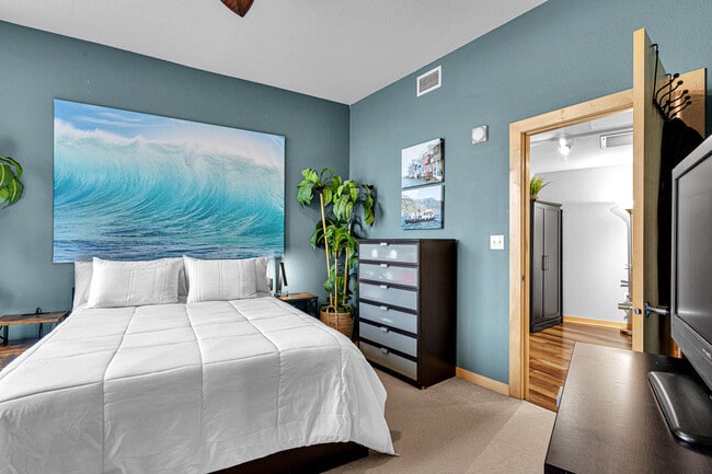 Building Photo - 106 W Seeboth St