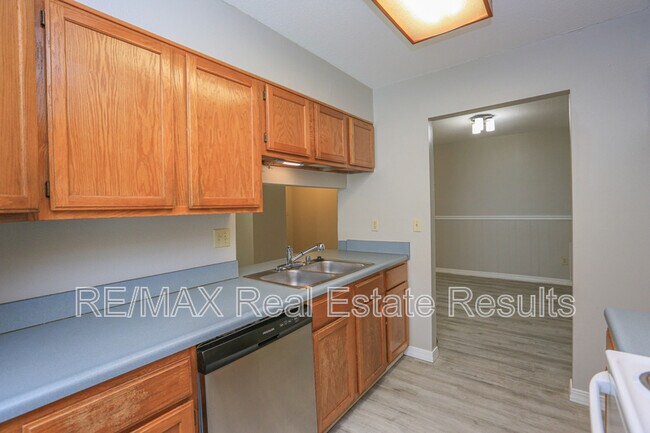 Building Photo - 205 White Oak Dr NE
