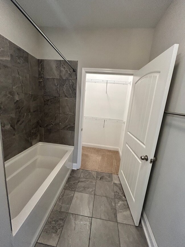 Building Photo - 3 Bedroom 3.5 Bath Spacious Townhome