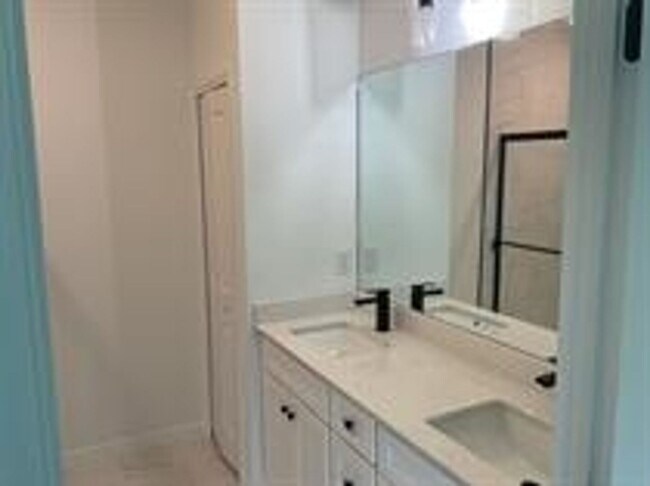 Building Photo - 1038 Albert Ave