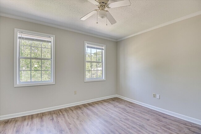 Building Photo - 3 bedroom, 2.5 bathroom home on a large co...
