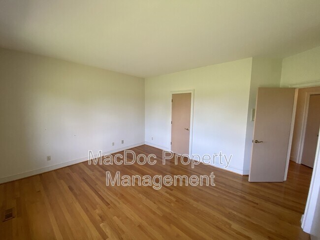 Building Photo - 11225 N Club Dr