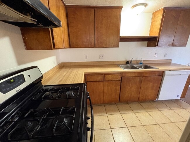 Building Photo - Spacious 2-Bedroom Apartment in Atascadero – Available Now!