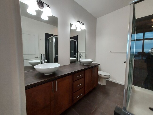 Building Photo - 2 Bed - 2 Bath Townhome in Downtown Tacoma!
