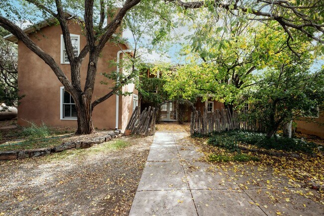 Building Photo - Rustic Loft-Style Home in Arroyo Hondo
