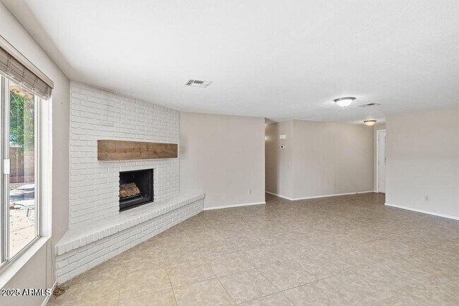 Building Photo - 1525 W El Alba Way