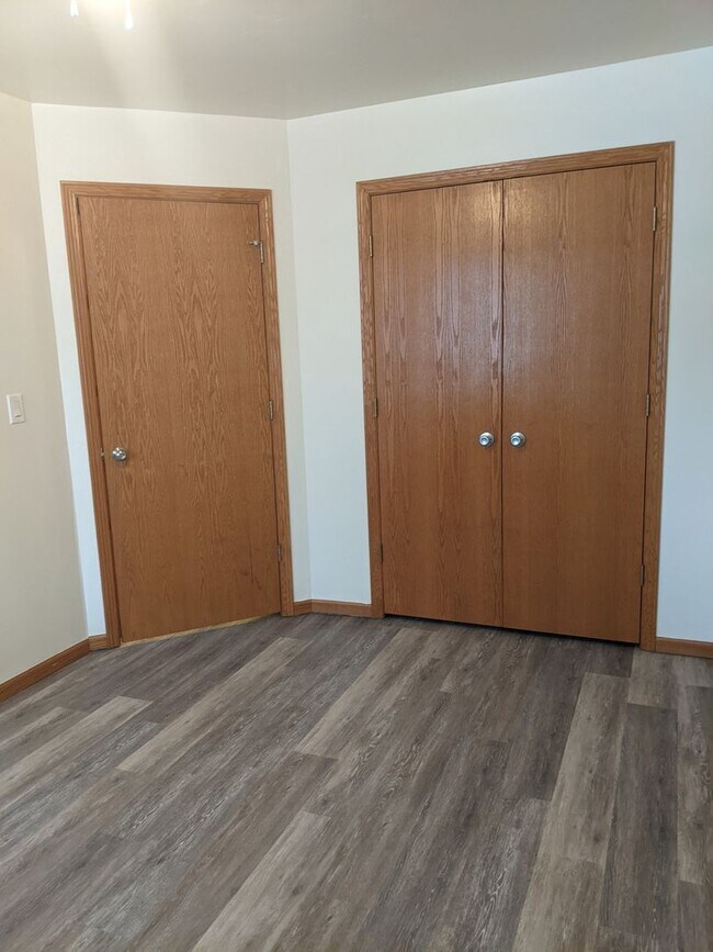 Building Photo - Welcome Home to this Grand Chute Condo!