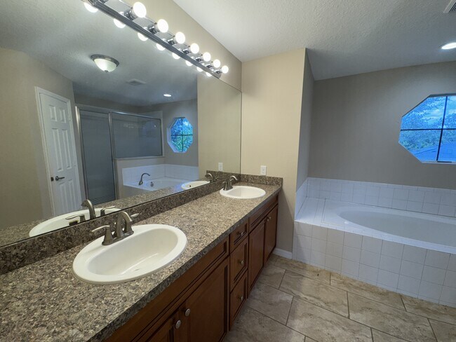 Building Photo - 527 Bristol Cir